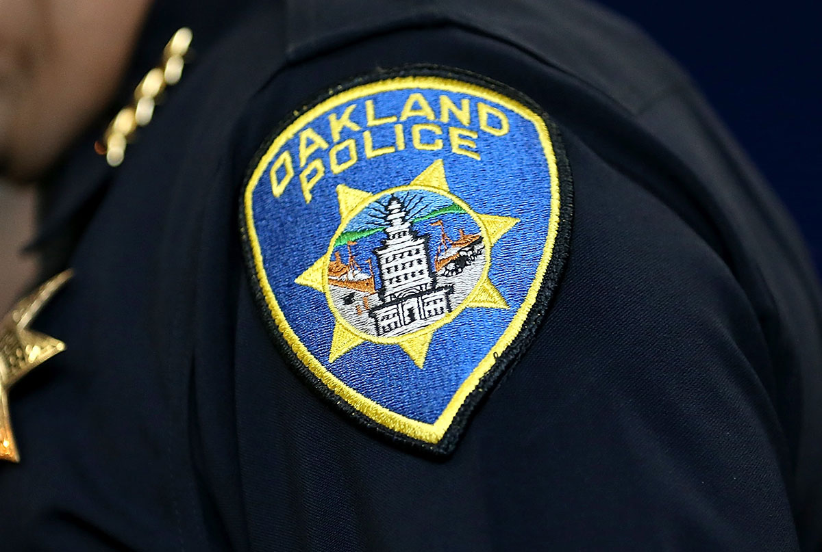 Policía de Oakland California investiga tiroteo.