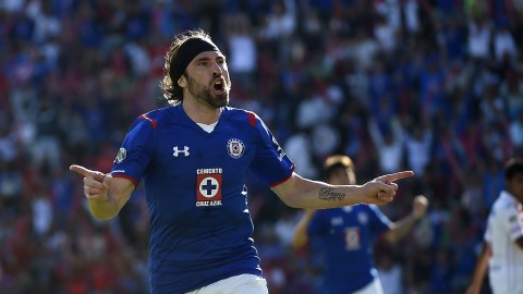 Mariano Pavone celebra uno de sus goles con Cruz Azul.