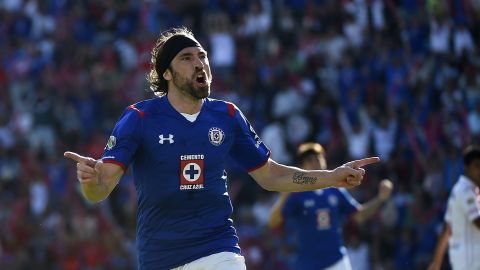 Mariano Pavone celebra uno de sus goles con Cruz Azul.