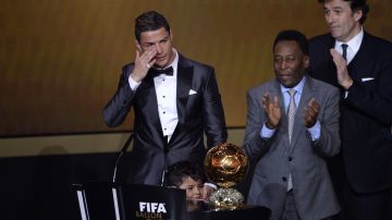 Cristiano Ronaldo recibiendo el Balón de Oro en manos de Pelé en el 2013.
