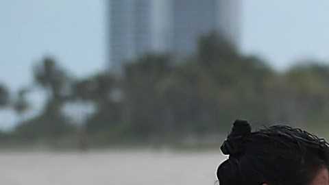 Curiosos rodean un bote usado por inmigrantes cubanos para llegar a las costas de Florida, en una foto de archivo.