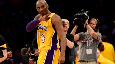 Kobe Bryant #24 de Los Ángeles Lakers reacciona antes de enfrentarse a los Utah Jazz en el Staples Center el 13 de abril de 2016 en Los Ángeles, California.