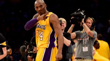 Kobe Bryant #24 de Los Ángeles Lakers reacciona antes de enfrentarse a los Utah Jazz en el Staples Center el 13 de abril de 2016 en Los Ángeles, California.