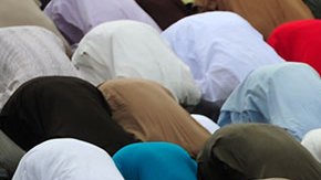 Ataque suicida en mezquita de Pakistán deja más de 30 muertos y más de 100 heridos