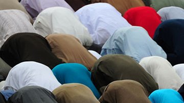 Ataque suicida en mezquita de Pakistán deja más de 30 muertos y más de 100 heridos