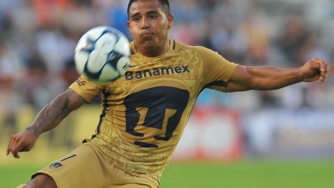 Javier Cortés durante un partido de Pumas UNAM en la Liga MX en 2016.