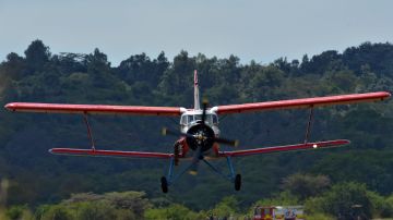 Avioneta protagoniza aterrizaje de emergencia en histórica Ruta 66 de California y tripulantes salvan la vida de milagro