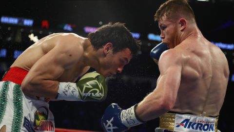 Canelo derrotó al "Junior" en 2017 por decisión unánime.