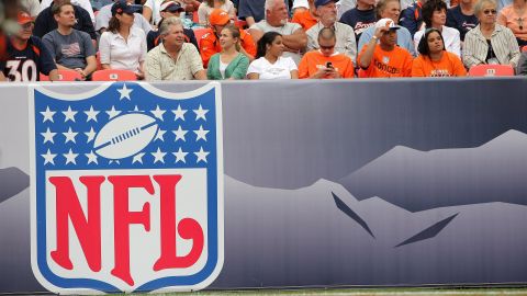 Aficionados disfrutando de un partido de la NFL.