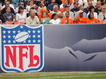 Aficionados disfrutando de un partido de la NFL.
