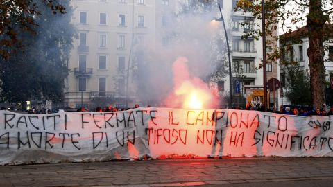 Los aficionados se enfrentaron en una autopista.