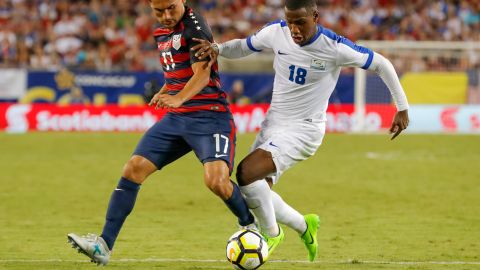 Jean-Emmanuel Nedra (blanco) durante un partido ante la selección de Estados Unidos.