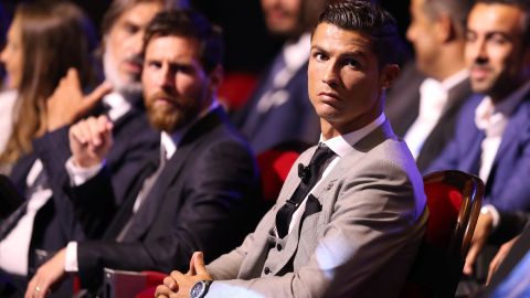 Lionel Messi (i) y Cristiano Ronaldo (d) durante una ceremonia de la UEFA realizada en 2017.