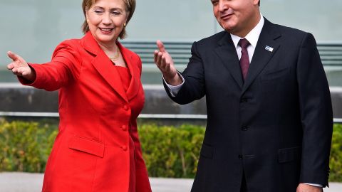 Una foto similar a esta fue mostrada en la corte: la exsecretaria Hillary Clinton y Genaro García Luna.