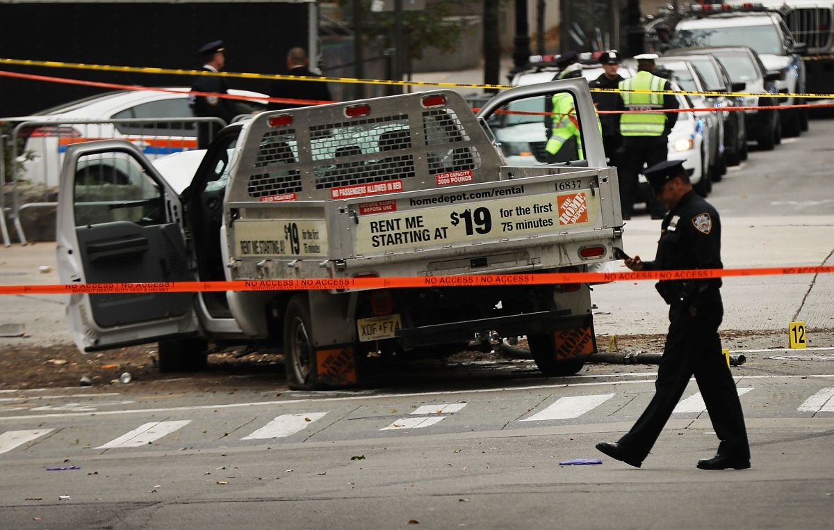 Saipov irrumpió con una furgoneta en un carril de bicicleta en Manhattan y atropelló a decenas de personas hasta chocar con un autobús escolar.