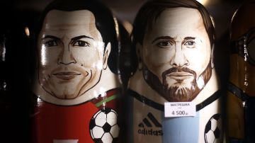 Las muñecas rusas Matryoshka de Cristiano Ronaldo de Portugal y Lionel Messi de Argentina se ven en una tienda de souvenirs antes de la Copa Mundial de la FIFA 2018.