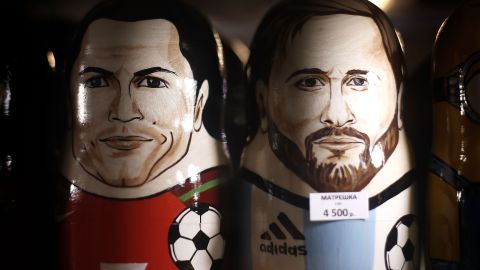 Las muñecas rusas Matryoshka de Cristiano Ronaldo de Portugal y Lionel Messi de Argentina se ven en una tienda de souvenirs antes de la Copa Mundial de la FIFA 2018.