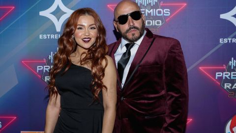 Giselle Soto y Lupillo Rivera en los Premios de La Radio 2022 en México.