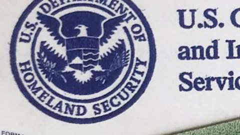 El costo para obtener una Green Card podría ser más alto.