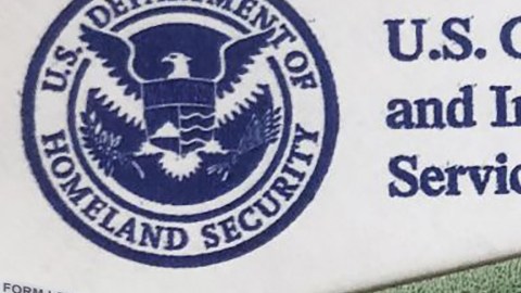 El costo para obtener una Green Card podría ser más alto.