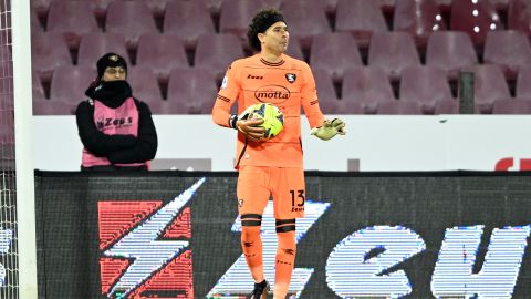 Guillermo Ochoa con los colores del Salernitana.