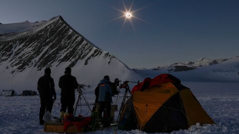 Hallan enorme roca espacial en la Antártida