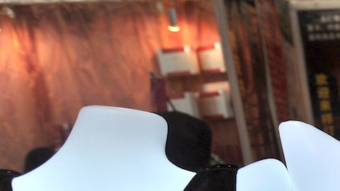 Hombres chinos modelan ropa interior femenina en directo para darle la vuelta a una prohibición