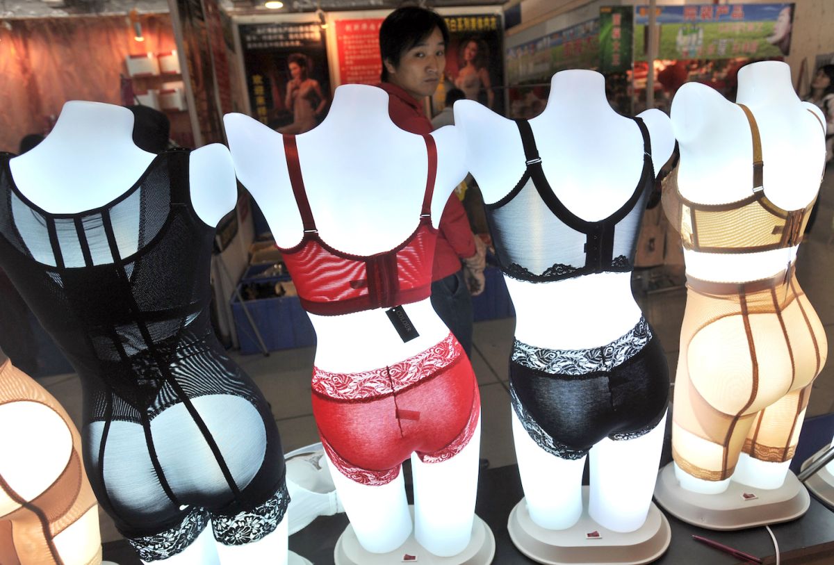 Hombres chinos modelan ropa interior femenina en directo para darle la  vuelta a una prohibición - La Opinión