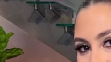 Jessica Rodríguez posa con la cartera y Paloma de la Nuez, la diseñadora