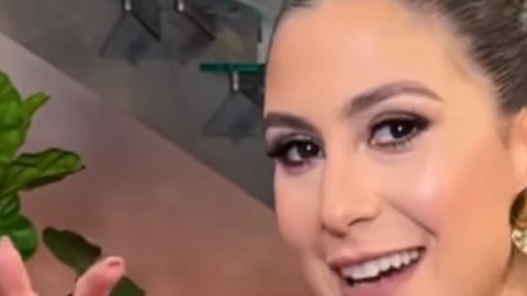 Jessica Rodríguez posa con la cartera y Paloma de la Nuez, la diseñadora