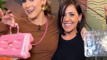 Jessica Rodríguez posa con la cartera y Paloma de la Nuez, la diseñadora