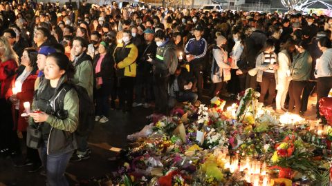 Cientos de personas asistieron la noche del miércoles a la vigilia en memoria de las víctimas del tiroteo en Monterey Park.