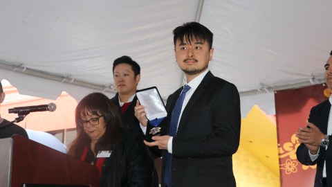 Brandon Tsay recibió la medalla al valor.