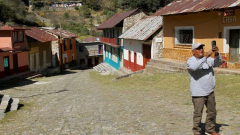 Juventino Garnica, en la calle principal de Encarnación, Hidalgo.