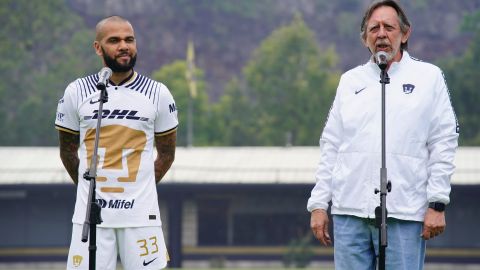 Dani Alves y el presidente Leopoldo Silva en la presentación con Pumas UNAM.