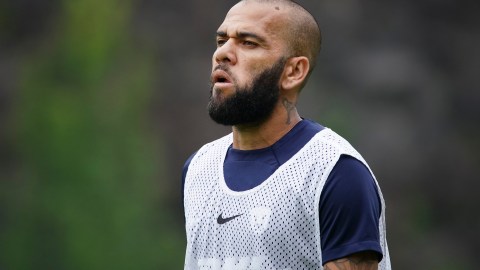 El lateral brasileño confirmó su participación en la nueva temporada.