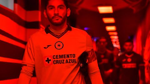 Jesús Corona con Cruz Azul durante un partido de la Copa Sky 2022.