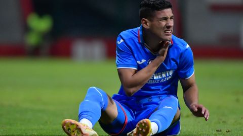 Uriel Antuna, mediocampista mexicano jugando con el Cruz Azul.