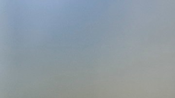 Eduardo "Toto" Salvio, autor del primer gol felino luce la camiseta con la firma de Pelé.