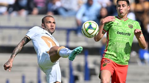 Dani Alves, jugador de Pumas UNAM ante Bravos de Juárez.