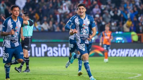 Nicolás Ibáñez festajando gol con Pachuca.