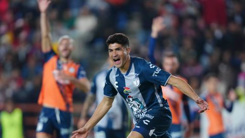 Nicolás Ibáñez festeja gol con Pachuca.