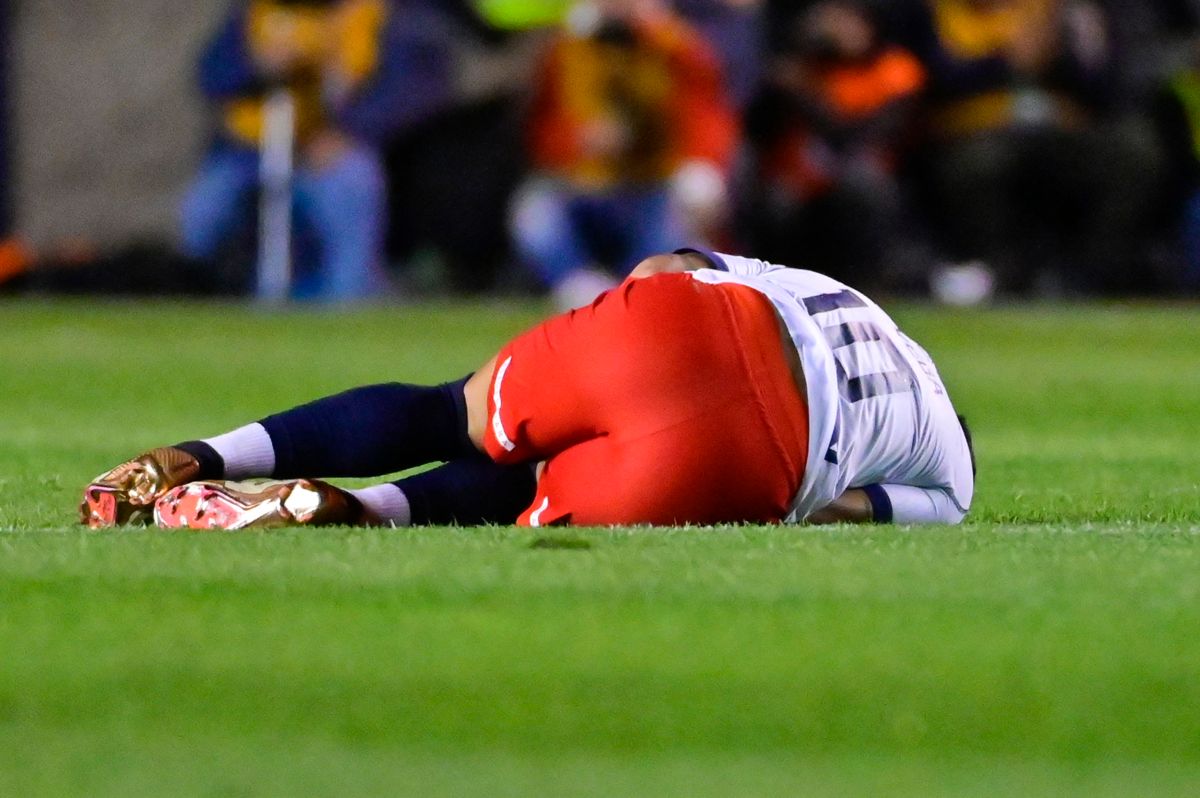 Alexis Vega, delantero estrella de las Chivas de Guadalajara, lesionado.
