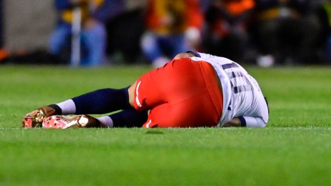 Aún se desconoce la gravedad de la lesión de Alexis Vega.