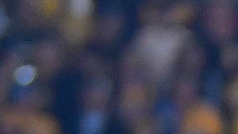 El actor Rob Schneider junto a la terna arbitral del partido entre Tigres UANL y Pachucha por el Clausura 2023 de la Liga MX.