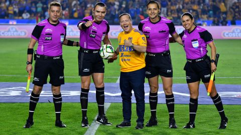 El actor Rob Schneider junto a la terna arbitral del partido entre Tigres UANL y Pachucha por el Clausura 2023 de la Liga MX.