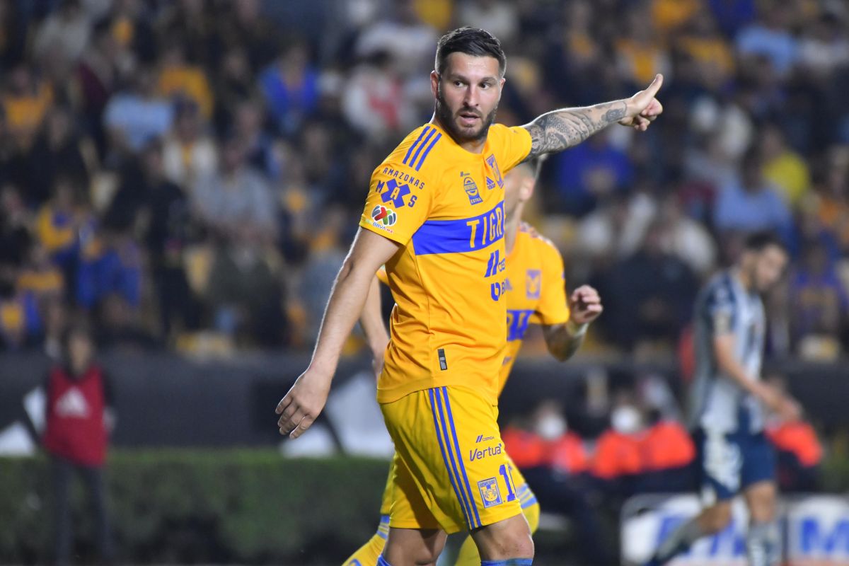 andr-pierre-gignac-y-salvador-caba-as-intercambiaron-camisetas-como