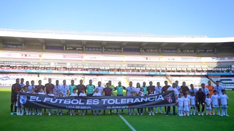 Gallos y Atlas en La Corregidora pidiendo paz.