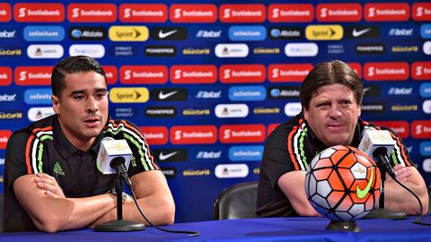 Memo Ochoa y Miguel Herrera durante una conferencia de prensa del Tri en el 2015.