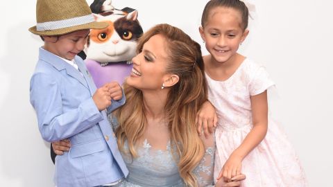Jennifer Lopez en compañía de sus hijos con Marc Anthony, Emme y Max, en la premiere de la película "Home".